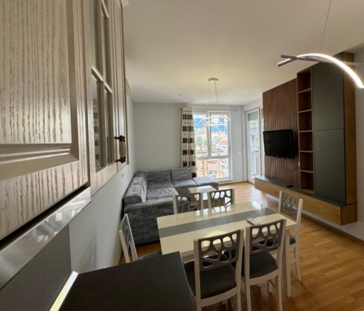 Tirane, jepet me qera apartament 2+1+Ballkon Kati 5, 100 m² 800 € (frederik shiroka)