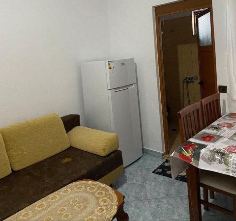 🏡 JEPET ME QERA SUPER HYRJE 1+1 NË VILË NE 5 MAJI,  Kati 2, 50 m² 330 € (5 Maji)