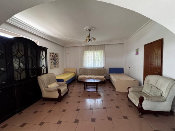 Tirane, jepet me qera apartament 3+1 Kati 1, 120 m² 400 € (Kinostudion)