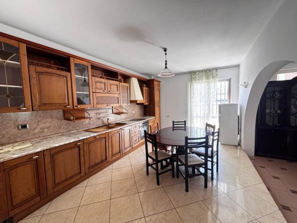 Tirane, jepet me qera apartament 3+1 Kati 1, 120 m² 400 € (Kinostudion)