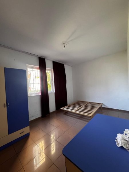 Tirane, jepet me qera apartament 3+1 Kati 1, 120 m² 400 € (Kinostudion)