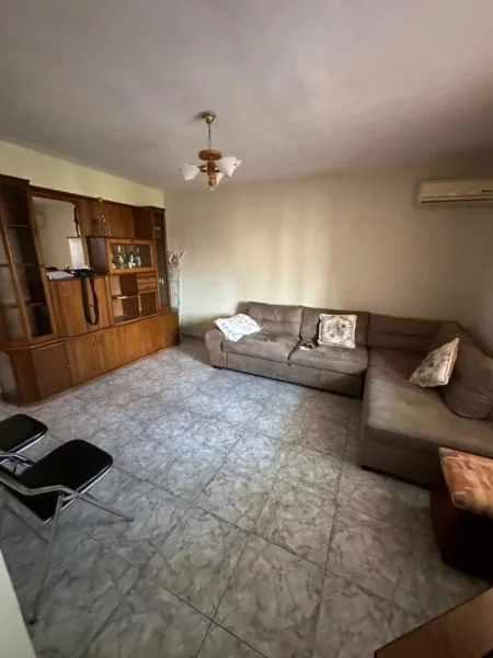 Tirane, jepet me qera apartament 1+1 Kati 4, 60 m² 400 € (Ali Demi)