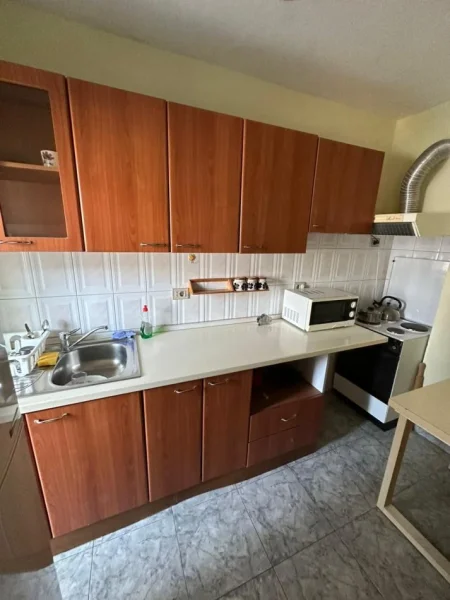 Tirane, jepet me qera apartament 1+1 Kati 4, 60 m² 400 € (Ali Demi)