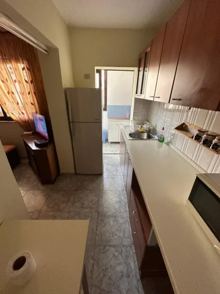 Tirane, jepet me qera apartament 1+1 Kati 4, 60 m² 400 € (Ali Demi)