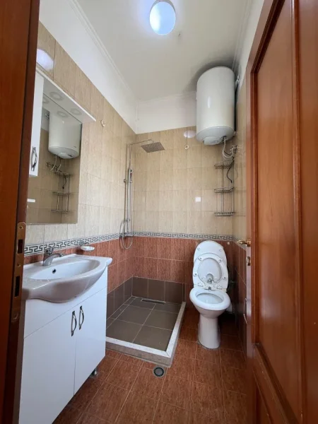Tirane, jepet me qera ambjent biznesi  270 m² 2.500 €