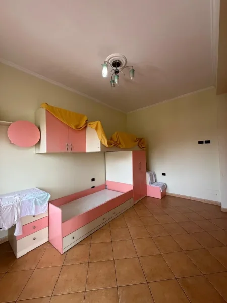 Tirane, jepet me qera ambjent biznesi  270 m² 2.500 €