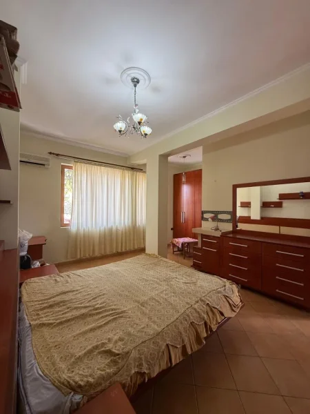 Tirane, jepet me qera ambjent biznesi  270 m² 2.500 €