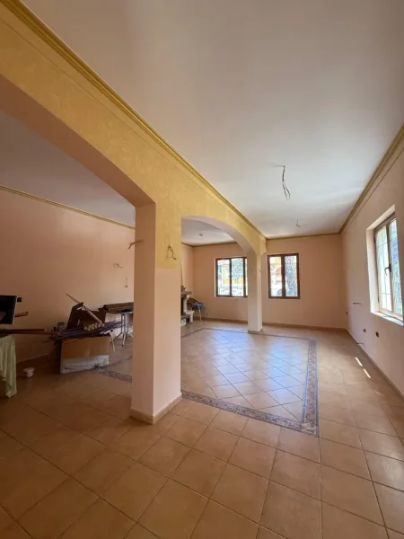 Tirane, jepet me qera ambjent biznesi  270 m² 2.500 €