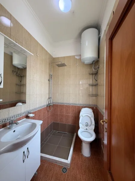 Tirane, jepet me qera ambjent biznesi  270 m² 2.500 €