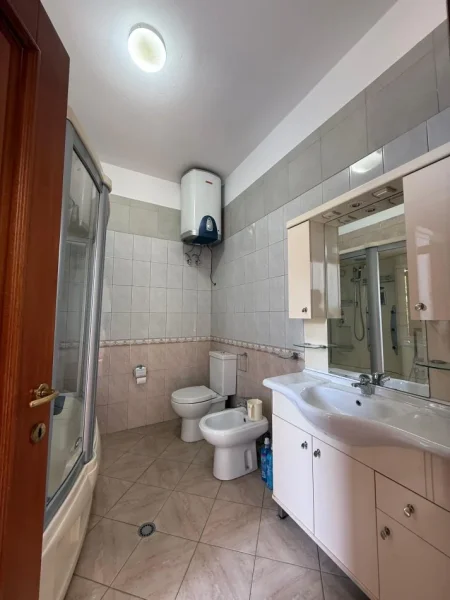 Tirane, jepet me qera ambjent biznesi  270 m² 2.500 €