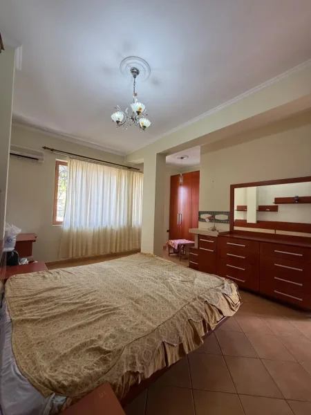 Tirane, jepet me qera ambjent biznesi  270 m² 2.500 €
