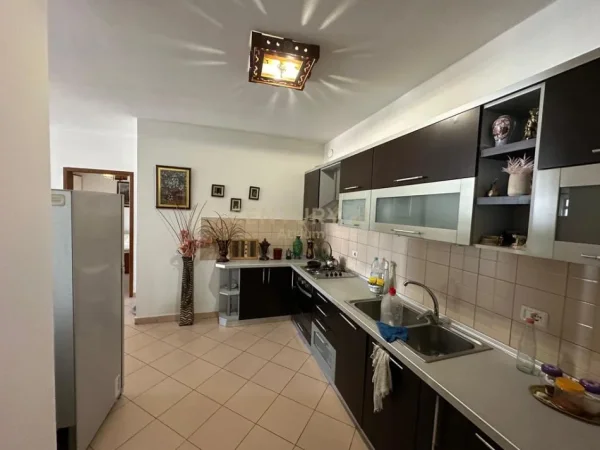 Tirane, shitet apartament 2+1 Kati 5, 100 m² 210.000 € 