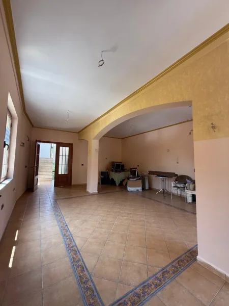 Tirane, jepet me qera ambjent biznesi  270 m² 2.500 €