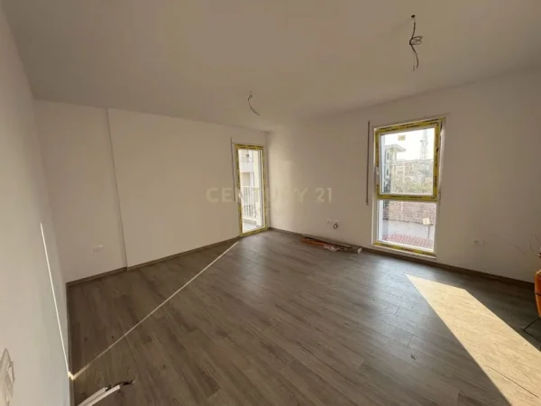 Tirane, shes apartament 1+1+Ballkon Kati 2, 75 m² 