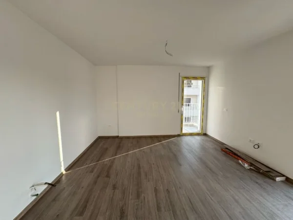 Tirane, shes apartament 1+1+Ballkon Kati 2, 75 m² 