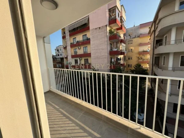 Tirane, shes apartament 1+1+Ballkon Kati 2, 75 m² 