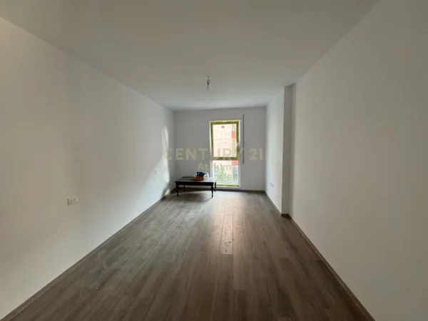 Tirane, shes apartament 1+1+Ballkon Kati 2, 75 m² 