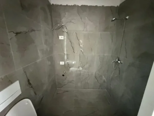 Tirane, shitet apartament 3+1 Kati 3, 122 m² 177.190 € (rruga 5 maji)