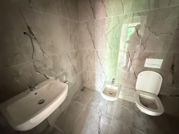 Tirane, shitet apartament 3+1 Kati 3, 122 m² 177.190 € (rruga 5 maji)