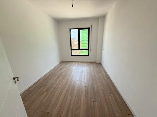 Tirane, shitet apartament 3+1 Kati 3, 122 m² 177.190 € (rruga 5 maji)