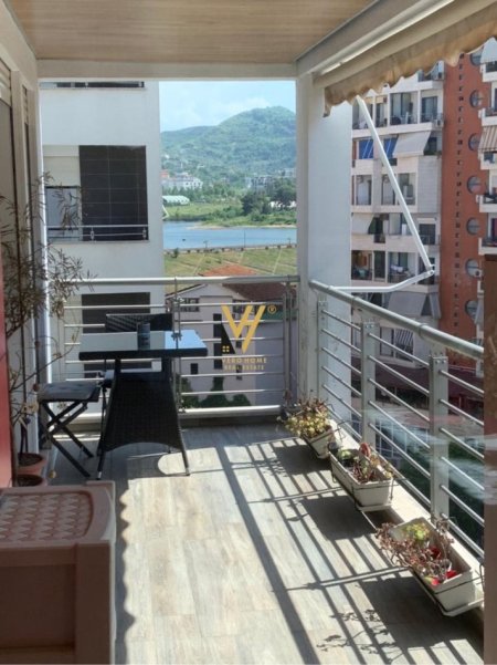 Tirane, jepet me qera apartament 3+1+Ballkon Kati 5, 180 m² 3.000 € (QENDRA NOBIS)