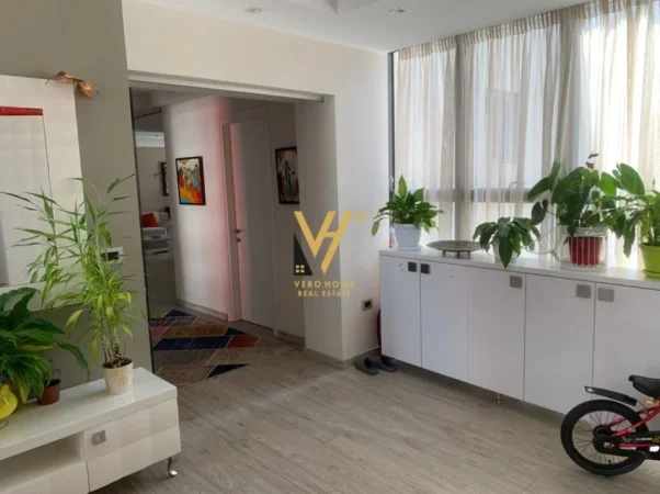 Tirane, jepet me qera apartament 3+1+Ballkon Kati 5, 180 m² 3.000 € (QENDRA NOBIS)
