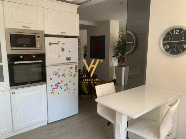 Tirane, jepet me qera apartament 3+1+Ballkon Kati 5, 180 m² 3.000 € (QENDRA NOBIS)