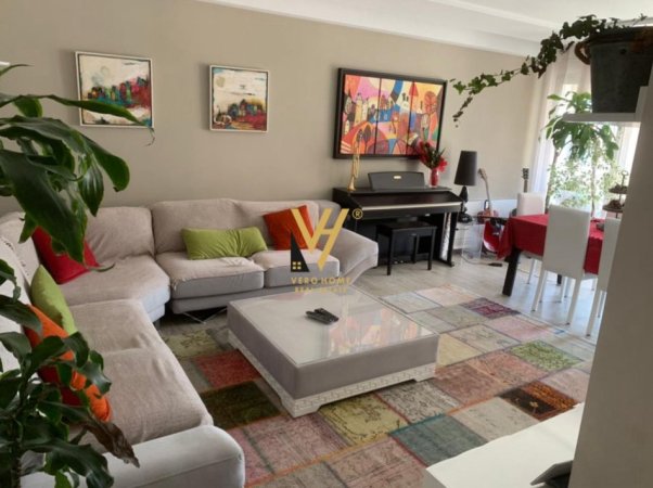 Tirane, jepet me qera apartament 3+1+Ballkon Kati 5, 180 m² 3.000 € (QENDRA NOBIS)