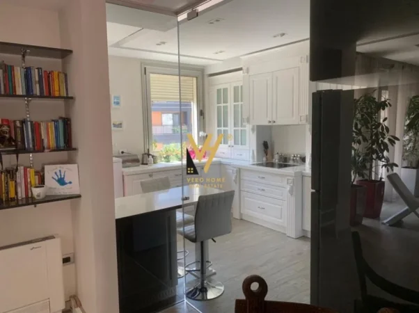 Tirane, jepet me qera apartament 3+1+Ballkon Kati 5, 180 m² 3.000 € (QENDRA NOBIS)