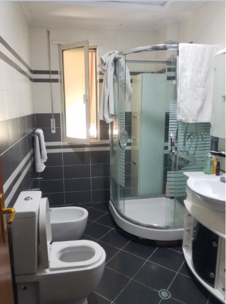 Tirane, jepet me qera apartament 2+1+Ballkon Kati 5, 100 m² 550 € (Kompleksi Alba, Ish Parku)