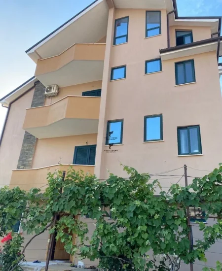 Tirane, jepet me qera Vile 3+1 Kati 4, 300 m² 2.700 € (PORCELAN)