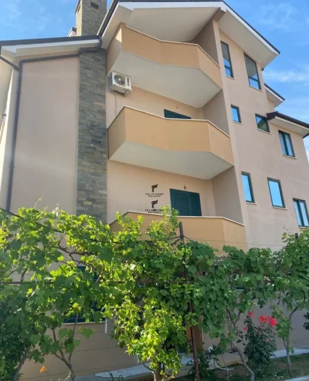 Tirane, jepet me qera Vile 3+1 Kati 4, 300 m² 2.700 € (PORCELAN)