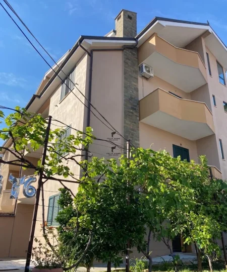 Tirane, jepet me qera Vile 3+1 Kati 4, 300 m² 2.700 € (PORCELAN)