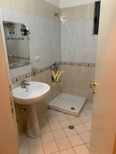Tirane, jepet me qera apartament 2+1+Ballkon Kati 9, 90 m² 650 € (KOMUNA E PARISIT)