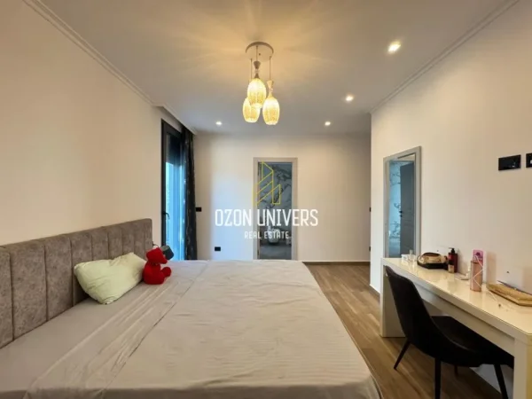 Tirane, jepet me qera apartament 2+1+Ballkon Kati 1, 137 m² 1.500 € (Rezidencë në TEG)