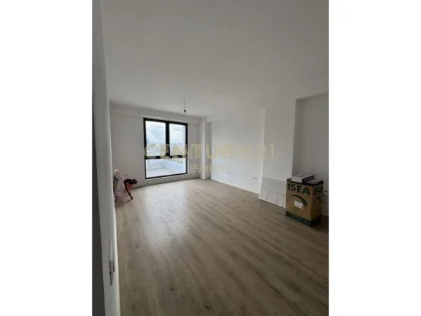 Tirane, jepet me qera zyre Kati 3, 75 m² 500 € 