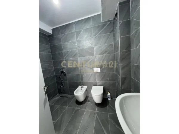 Tirane, jepet me qera zyre Kati 3, 75 m² 500 € 