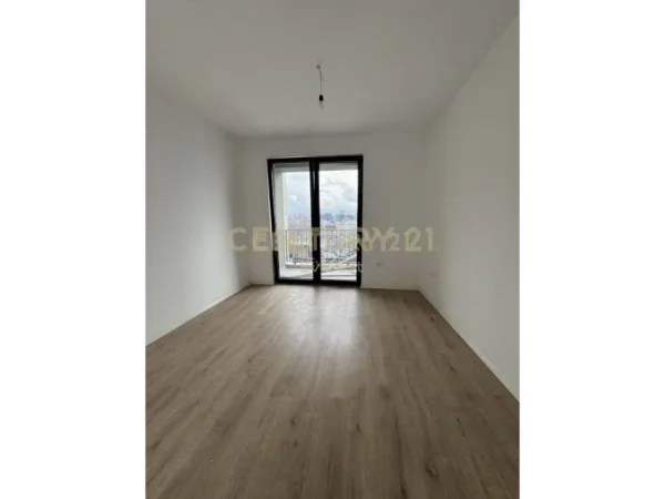 Tirane, jepet me qera zyre Kati 3, 75 m² 500 € 