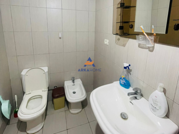 Tirane, jepet me qera apartament 1+1+Ballkon Kati 9, 71 m² 400 € (KOMBINAT)