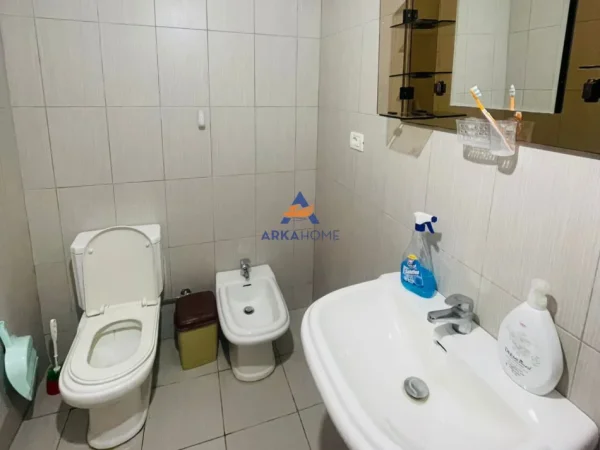 Tirane, jepet me qera apartament 1+1+Ballkon Kati 9, 71 m² 400 € (KOMBINAT)