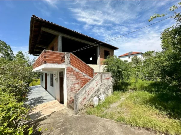 Tirane, shitet shtepi 3+1+Ballkon Kati 2, 282 m² 135.000 € (Liqeni i Paskuqanit)