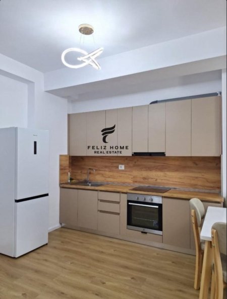 Tirane, jepet me qera apartament 1+1+Ballkon Kati 4, 60 m² 400 € (ALI DEMI)