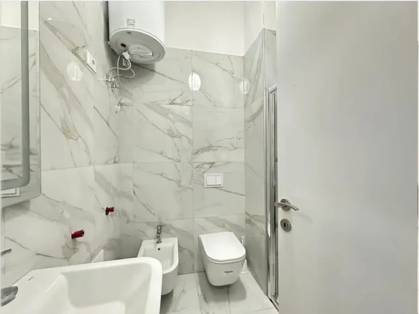 Tirane, jepet me qera 2+1 , 600 € 