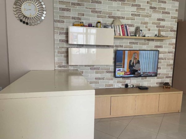 Tirane, jepet me qera apartament 1+1 Kati 2, 74 m² 400 € (Rruga Sotir Caci,)