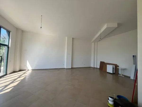 Tirane, jepet me qera ambjent biznesi Kati 0, 120 m² 550 € 