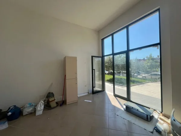 Tirane, jepet me qera ambjent biznesi Kati 0, 120 m² 550 € 