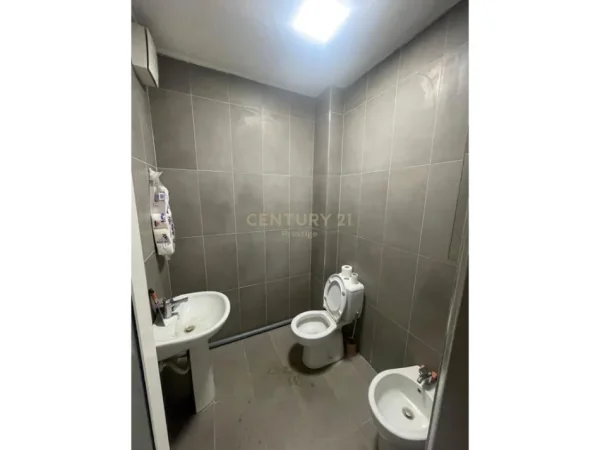 Tirane, jepet me qera ambjent biznesi Kati 1, 74 m² 700 € (Bajram Curri)