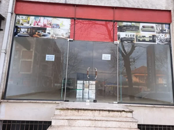 Tirane, jepet me qera ambjent biznesi Kati 0, 120 m² 650 € (Prane Komisariatit te Policise)