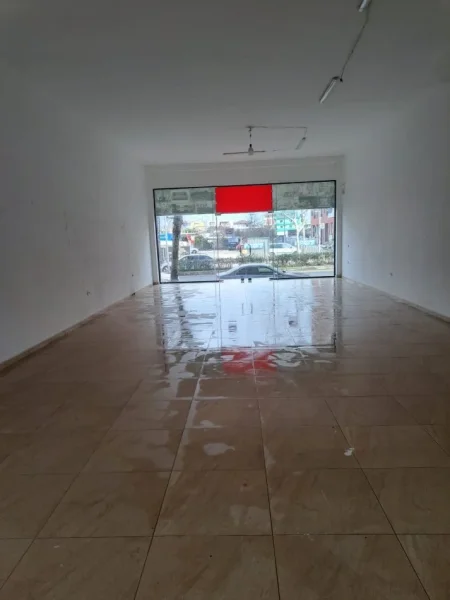 Tirane, jepet me qera ambjent biznesi Kati 0, 120 m² 650 € (Prane Komisariatit te Policise)