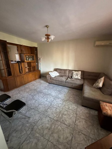 Tirane, jepet me qera apartament 1+1 Kati 4, 40 m² 400 € (Ali Demi)